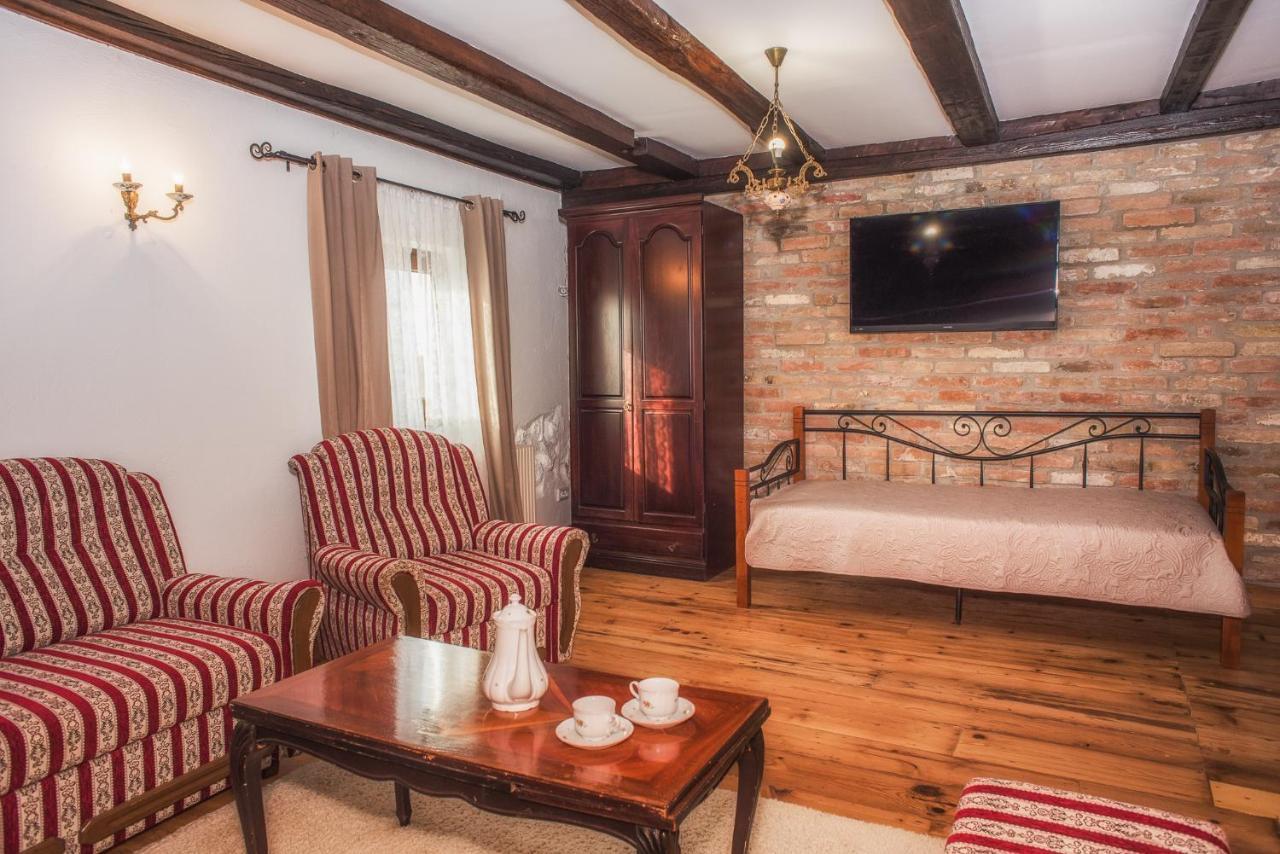 Tri Mudraca Inn Karanac